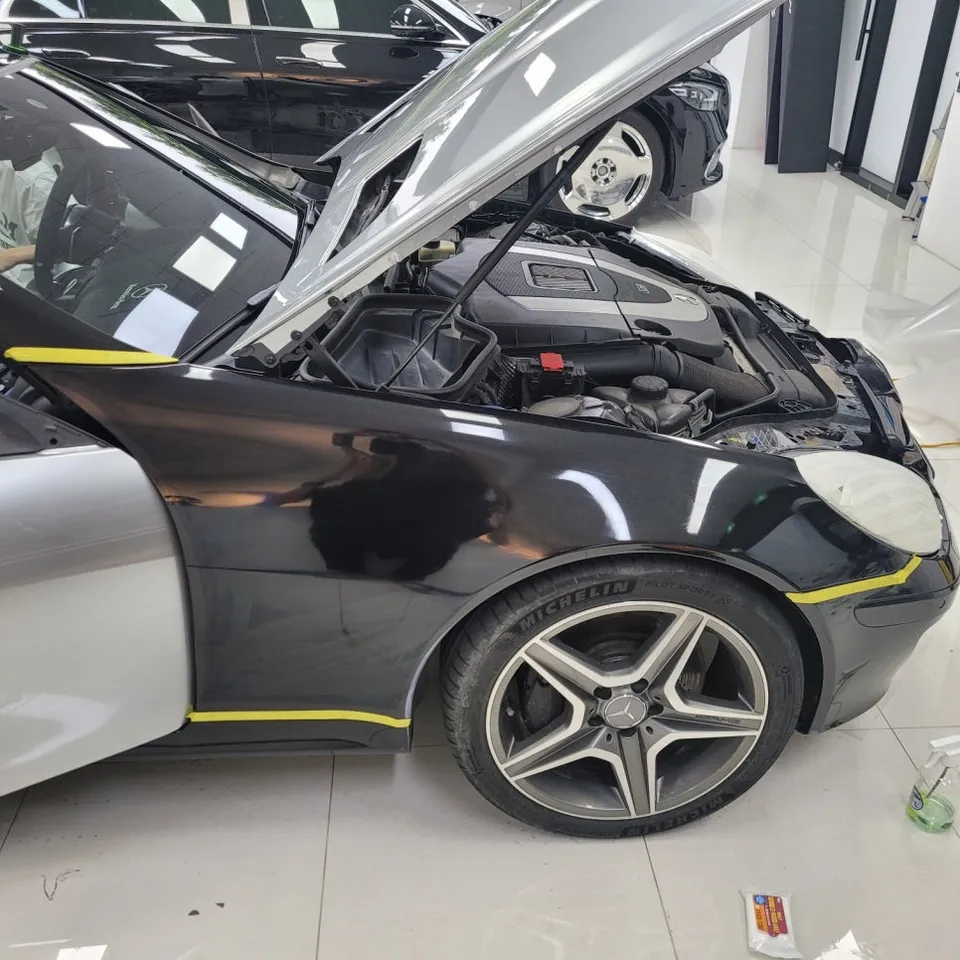 Mercedes-Benz SLKのカーラッピング事例|高光沢フィルムで高級感アップ 施工写真 2-2