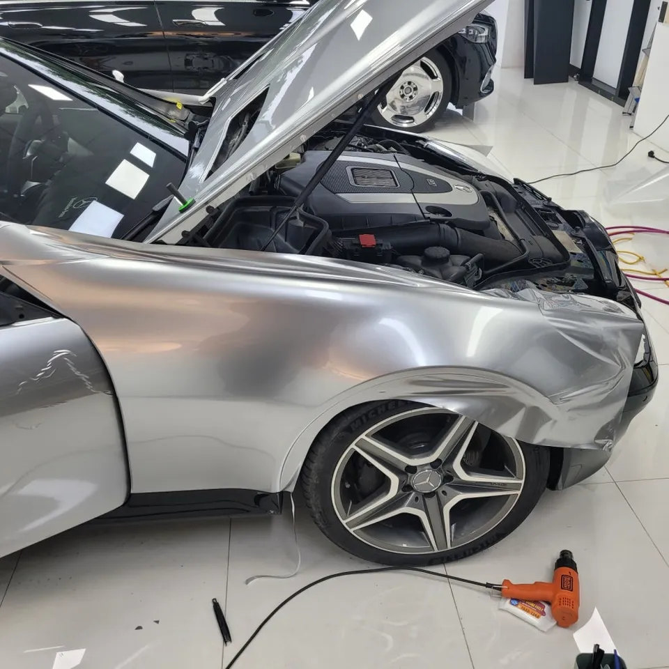Mercedes-Benz SLKのカーラッピング事例|高光沢フィルムで高級感アップ 施工写真 3-2