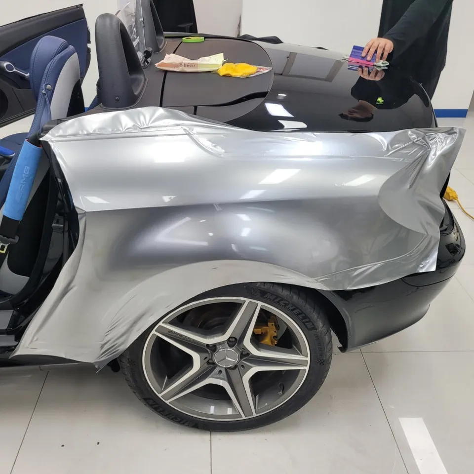 Mercedes-Benz SLKのカーラッピング事例|高光沢フィルムで高級感アップ 施工写真 1-3