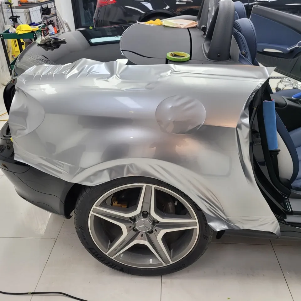 Mercedes-Benz SLKのカーラッピング事例|高光沢フィルムで高級感アップ 施工写真 2-3