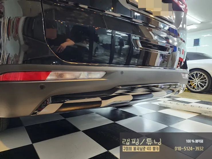 Kia Carnival KA4のカーラッピング事例:リアディフューザーのカスタム 施工写真 1-2