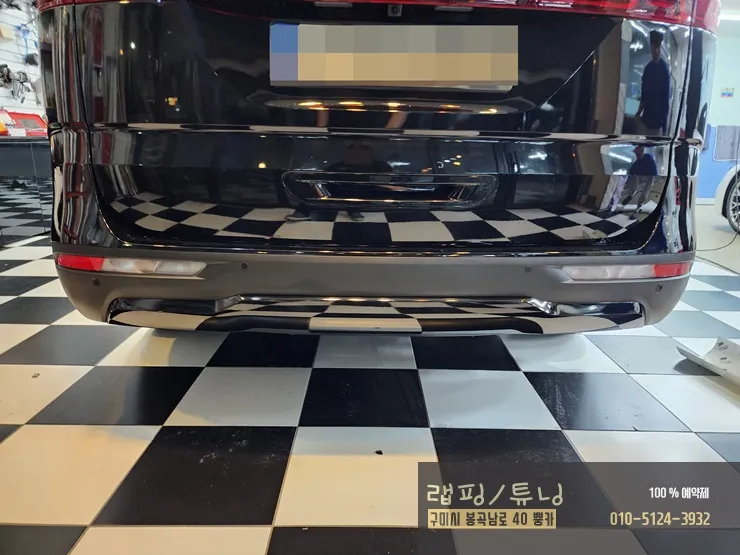 Kia Carnival KA4のカーラッピング事例:リアディフューザーのカスタム 施工写真 2-2