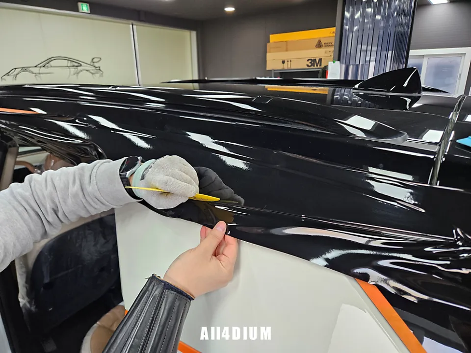 KG Mobility Actyonのカーラッピング事例 施工写真 3-2