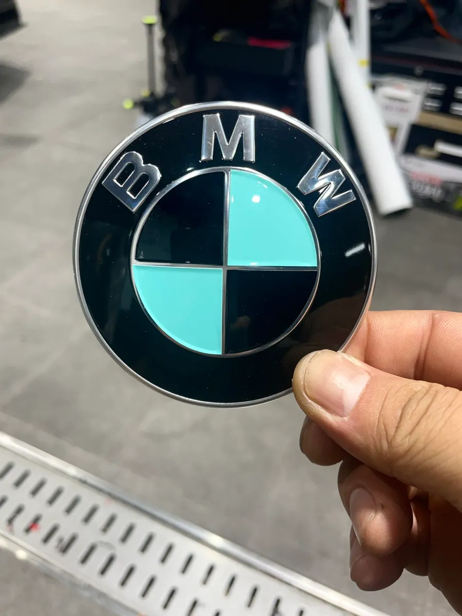 BMW 8 Seriesのカーラッピング事例|ティファニー色で個性を演出 施工写真 1-2