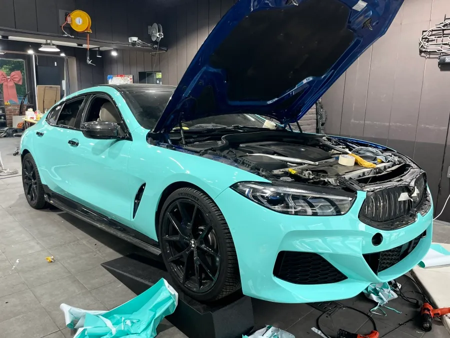 BMW 8 Seriesのカーラッピング事例|ティファニー色で個性を演出 施工写真 3-2