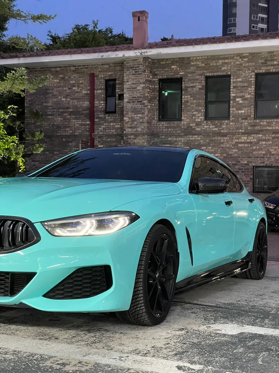 BMW 8 Seriesのカーラッピング事例|ティファニー色で個性を演出 施工写真 2-3