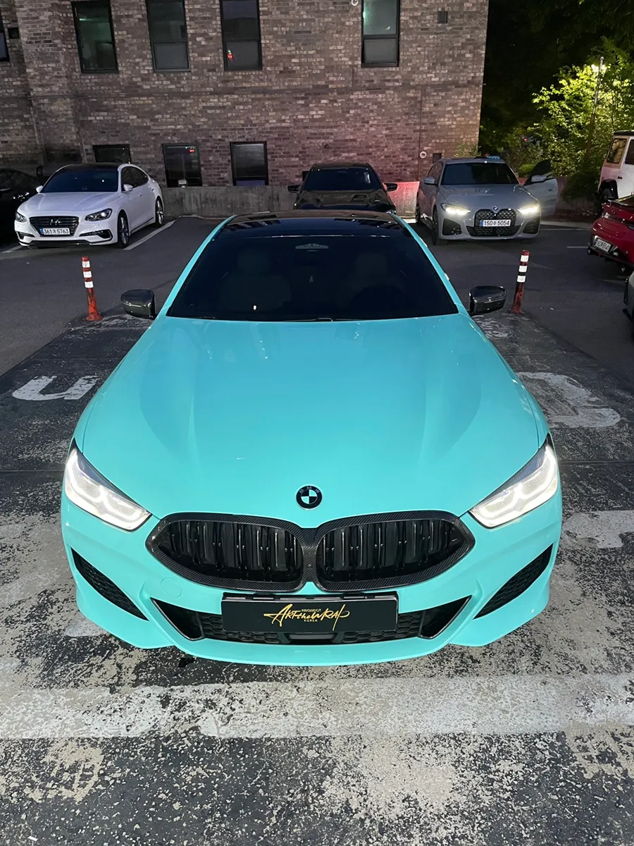 BMW 8 Seriesのカーラッピング事例|ティファニー色で個性を演出 施工写真 3-3