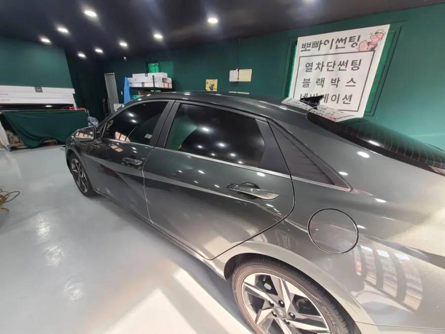 Hyundai Elantraのカーフィルム施工事例|断熱・スモーク 施工写真 2-2