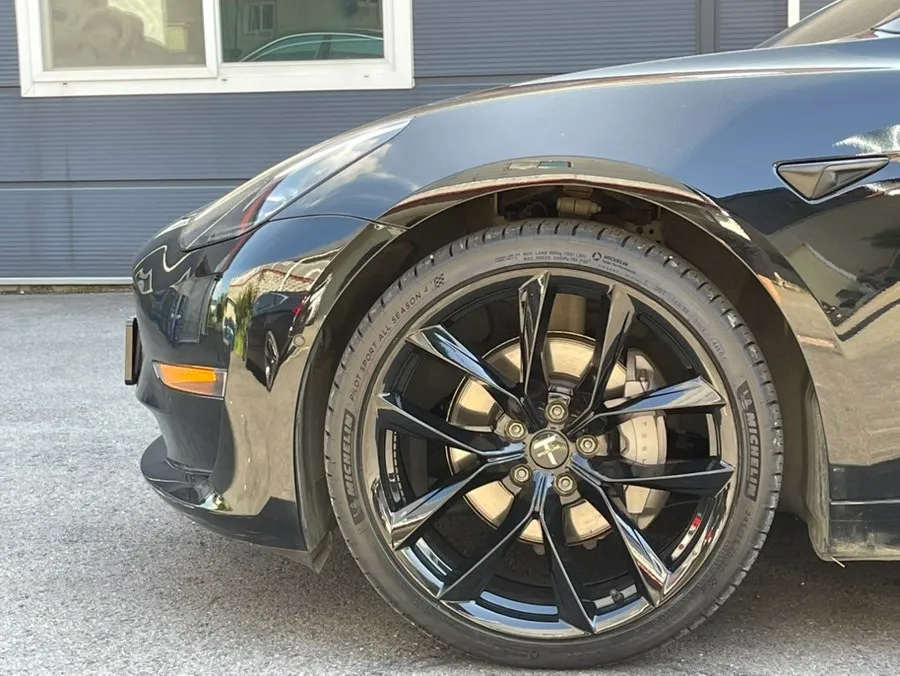 Tesla Model 3 caliper painting - Tesla Model 3 Caliper Paint Review: Stunning Super Red Finish photo 3