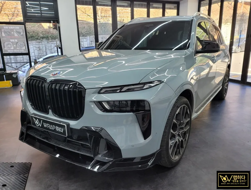 BMW X7 vinyl wrap - BMW X7 Vinyl Wrap Review: Cost & Sporty Finish photo 4