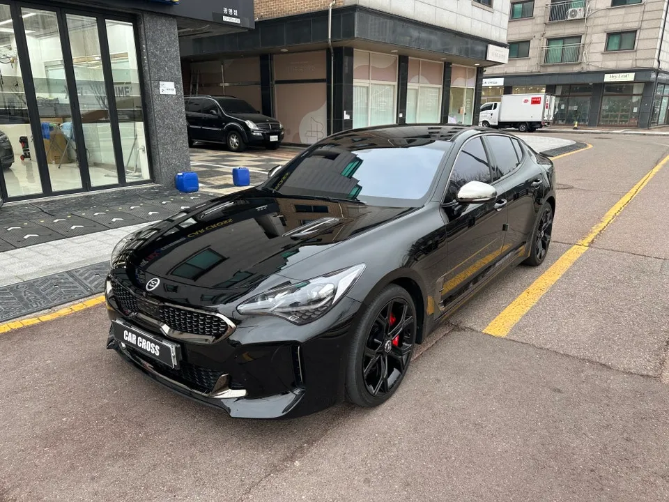 Kia Stingerのカーラッピング事例|費用目安・仕上がり 施工写真 1-1