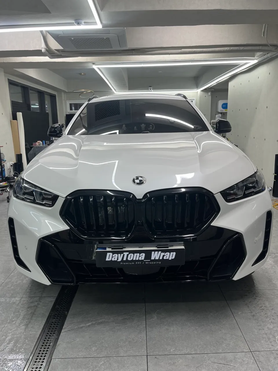 BMW X6のカーラッピング事例｜AMGグレーへの変貌 写真