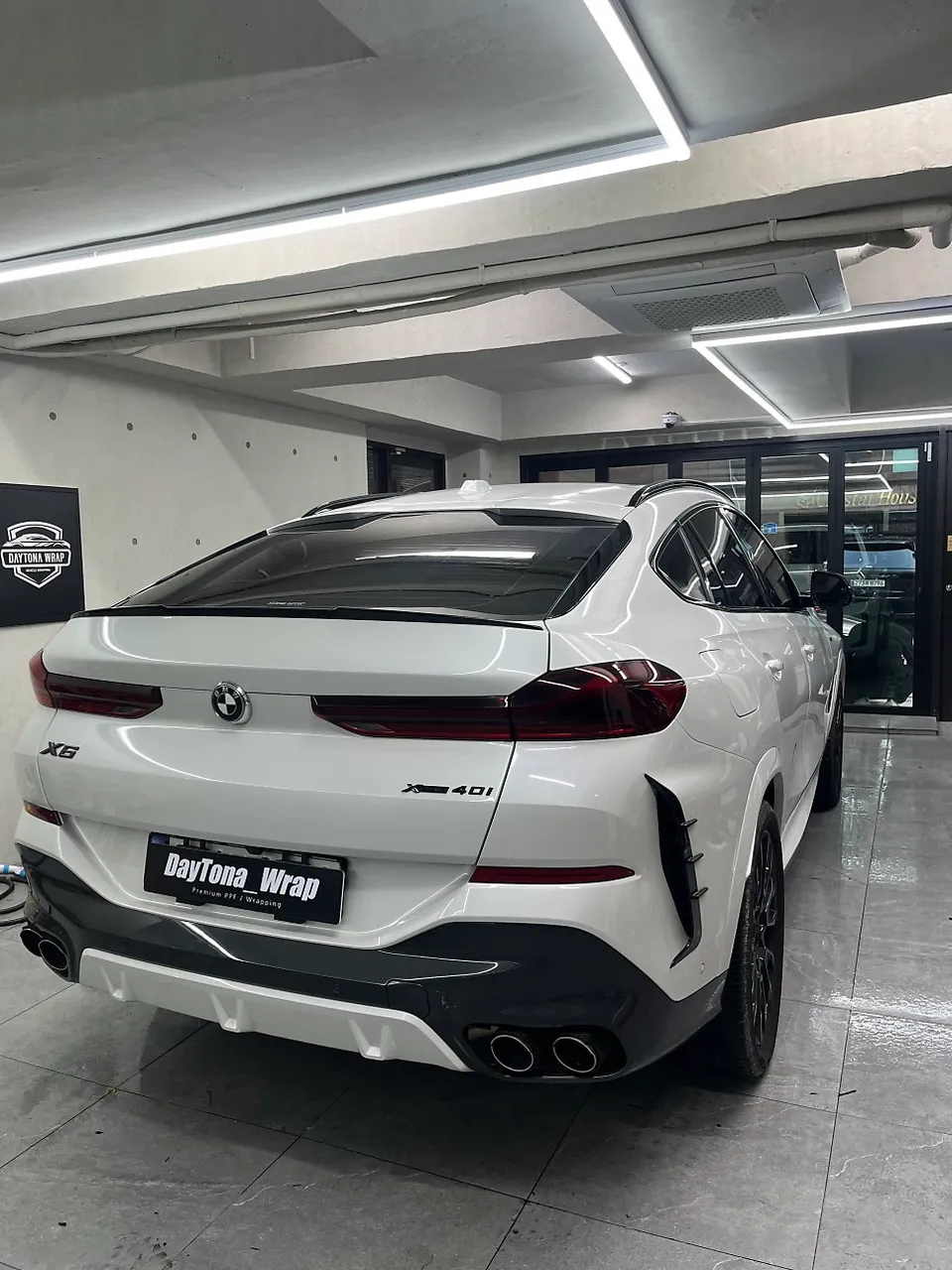 BMW X6のカーラッピング事例|AMGグレーへの変貌 施工写真 1-1