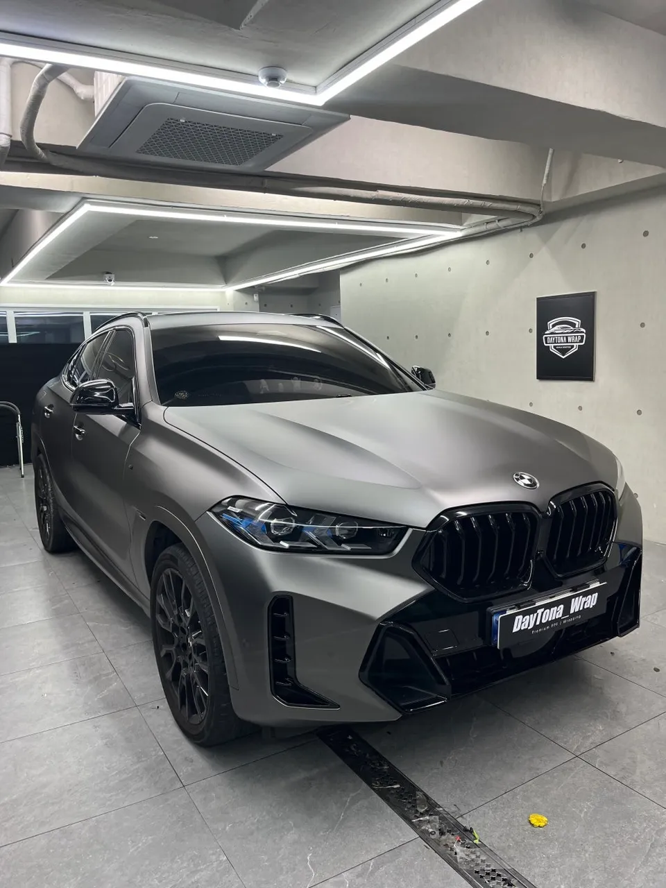 BMW X6のカーラッピング事例|AMGグレーへの変貌 施工写真 2-2
