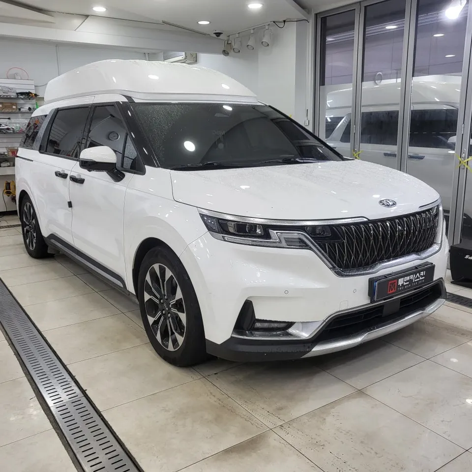 Kia Carnival Hi-Limousineのカーラッピング事例:サテンブラックへの変身 施工写真 2-1