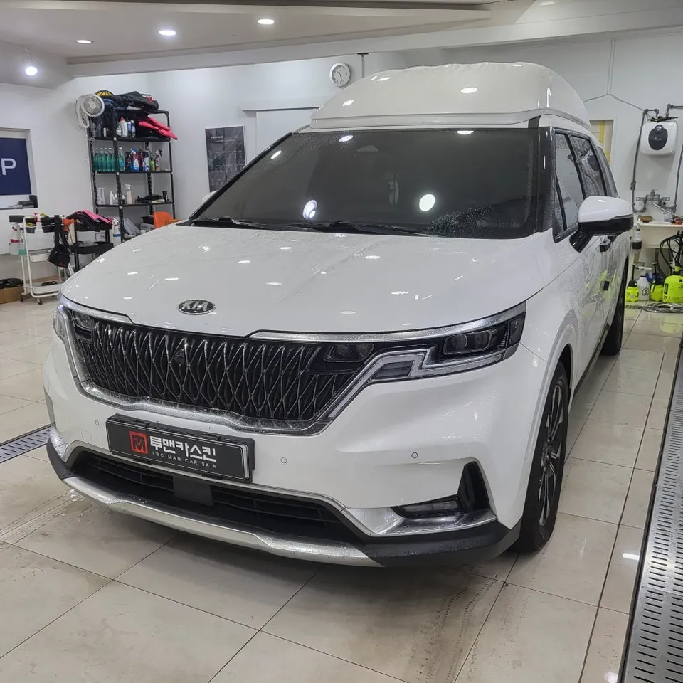 Kia Carnival Hi-Limousineのカーラッピング事例:サテンブラックへの変身 施工写真 3-1
