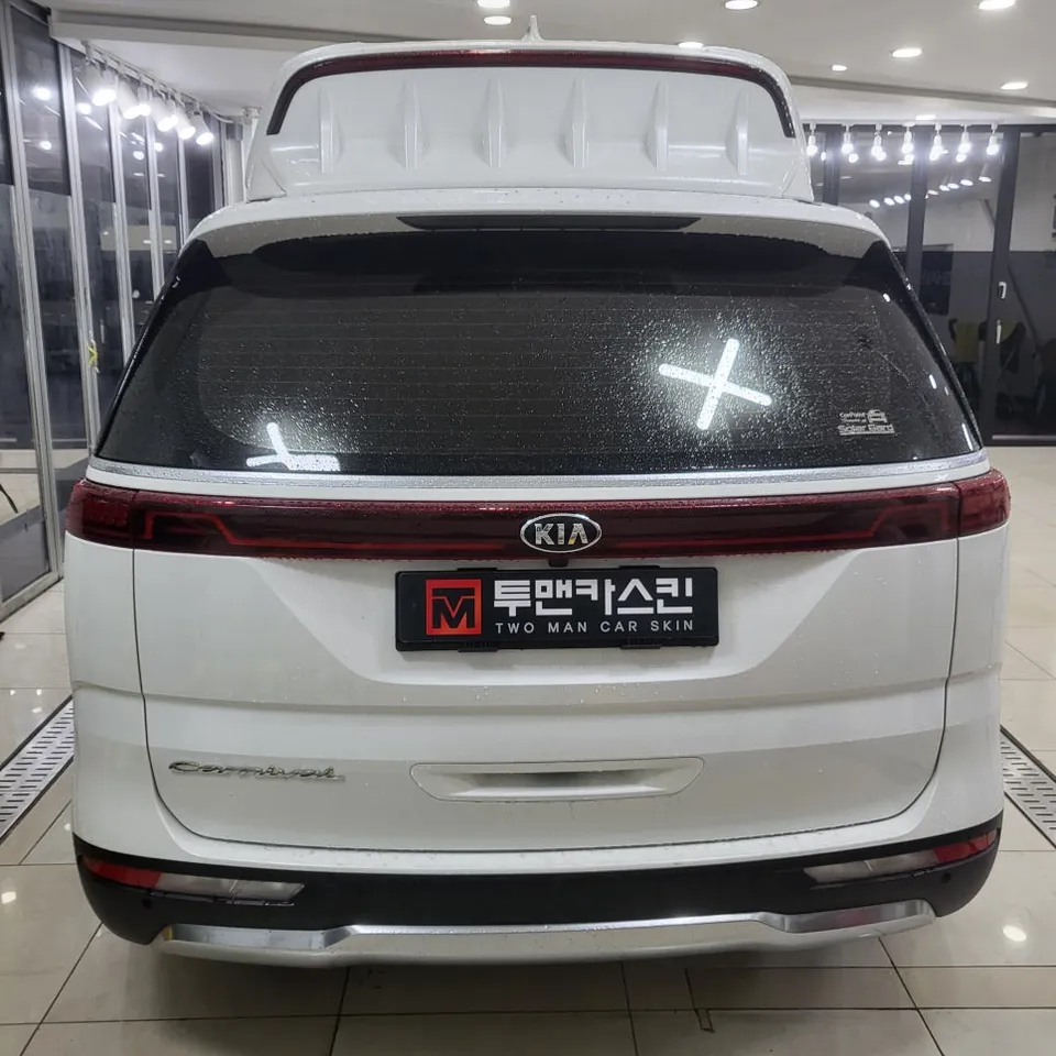 Kia Carnival Hi-Limousineのカーラッピング事例:サテンブラックへの変身 施工写真 1-2