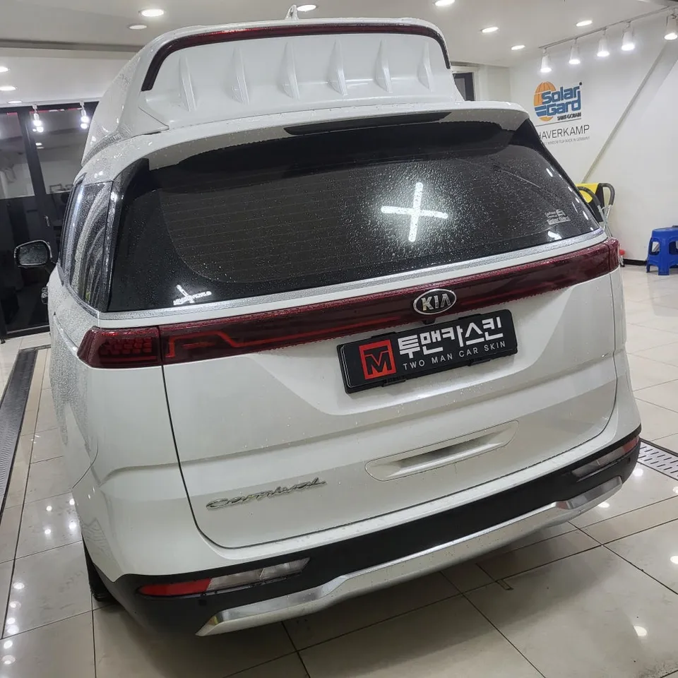 Kia Carnival Hi-Limousineのカーラッピング事例:サテンブラックへの変身 施工写真 2-2