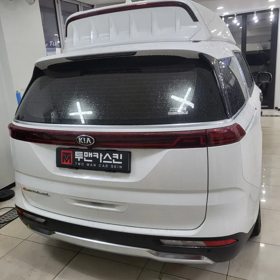 Kia Carnival Hi-Limousineのカーラッピング事例:サテンブラックへの変身 施工写真 3-2