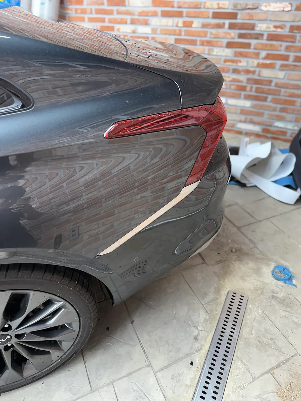 Kia K8 Vinyl Wrap Review — Chrome Delete for a Blacked-Out Look photo 2