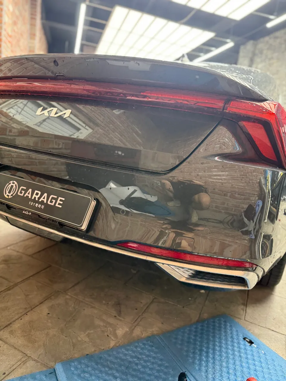 Kia K8 vinyl wrap - Kia K8 Vinyl Wrap Review — Chrome Delete for a Blacked-Out Look photo 4