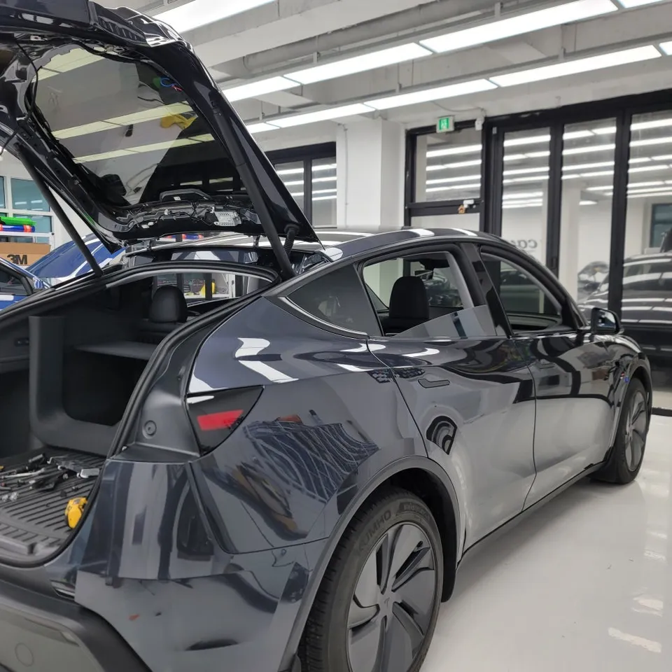 Tesla Model Yのカーラッピング事例|サテンマットカーキ 施工写真 2-1