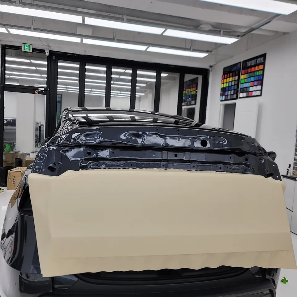 Tesla Model Yのカーラッピング事例|サテンマットカーキ 施工写真 3-2