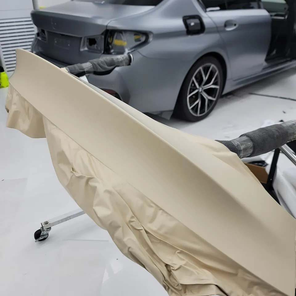 Tesla Model Yのカーラッピング事例|サテンマットカーキ 施工写真 1-3