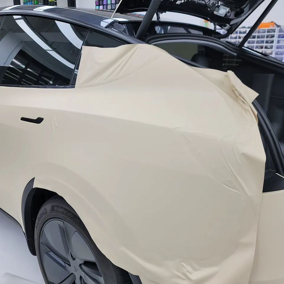 Tesla Model Yのカーラッピング事例|サテンマットカーキ 施工写真 2-3