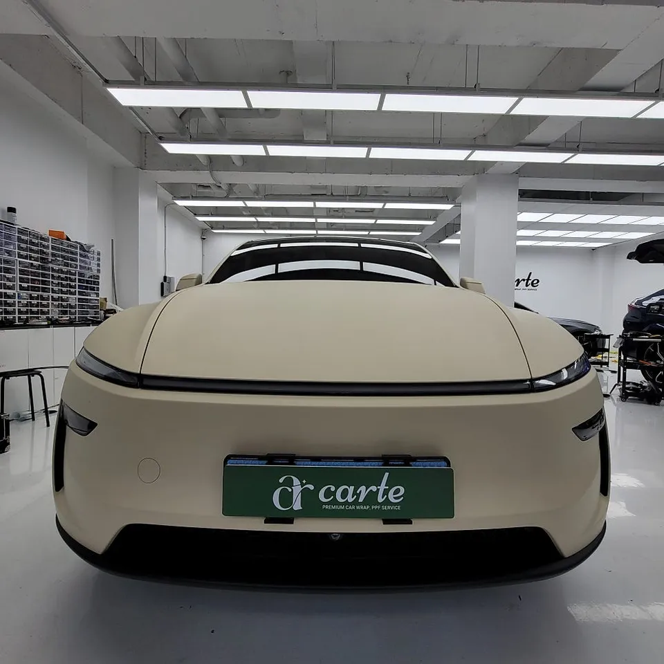 Tesla Model Yのカーラッピング事例|サテンマットカーキ 施工写真 3-3