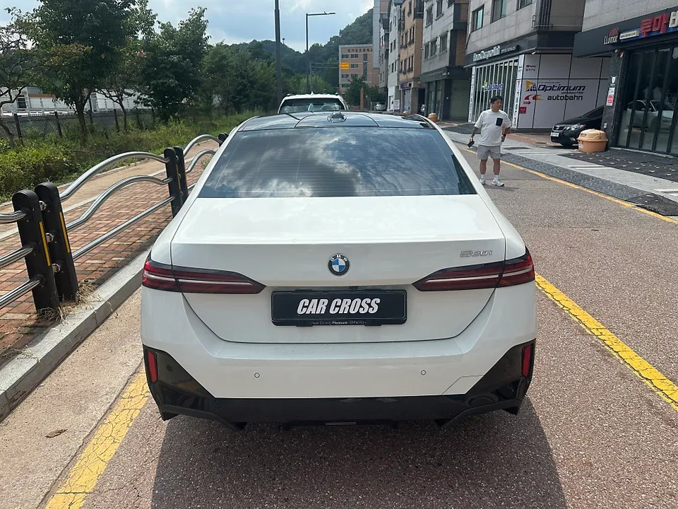 BMW 5 Seriesのカーラッピング事例|費用目安・仕上がり 施工写真 3-1