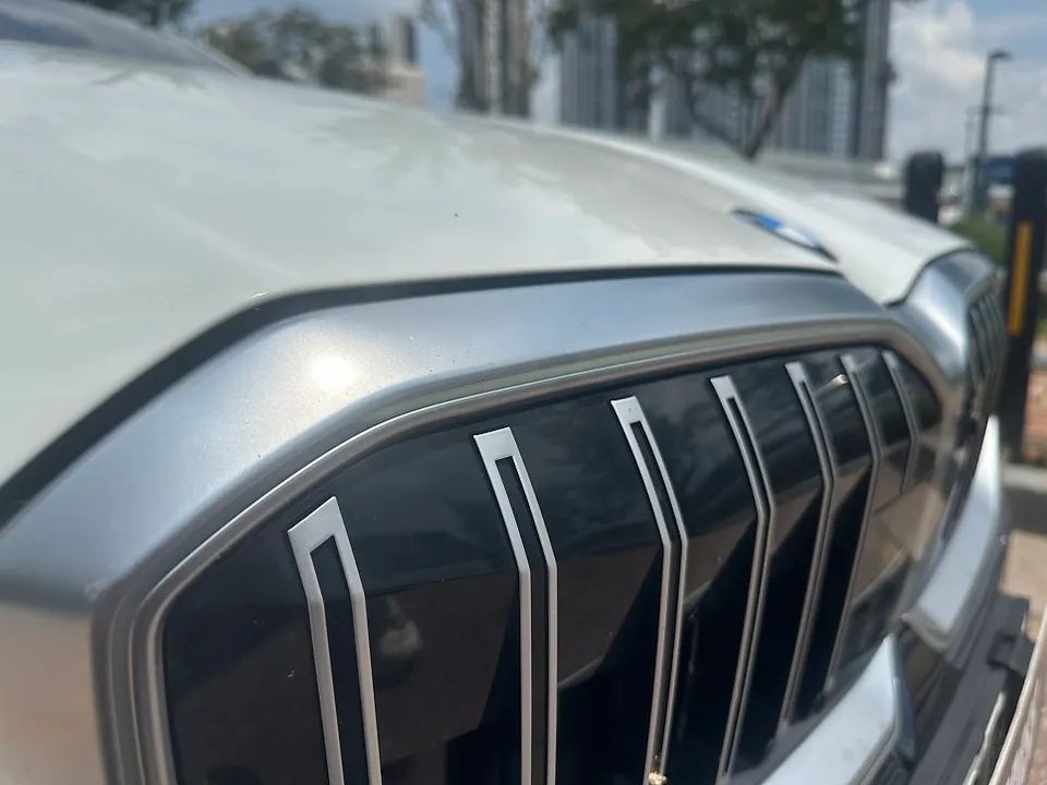 BMW 5 Seriesのカーラッピング事例|費用目安・仕上がり 施工写真 1-2