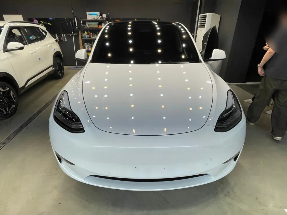 Tesla Model Yのカーラッピング事例|ロックグレーの仕上がり 施工写真 1-1