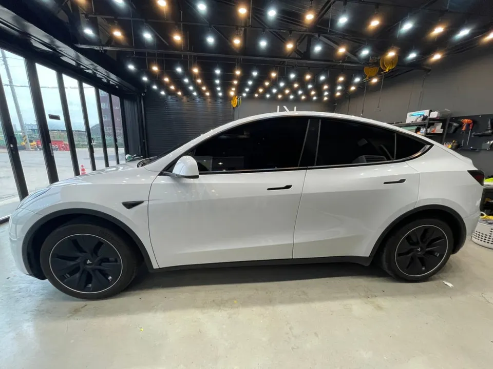Tesla Model Yのカーラッピング事例|ロックグレーの仕上がり 施工写真 2-1