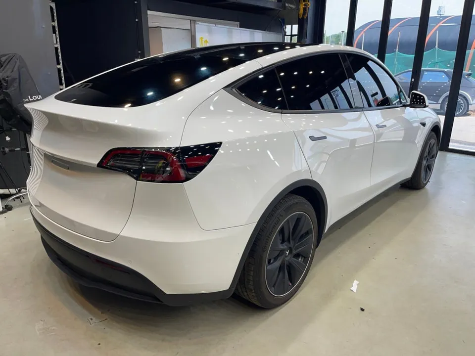 Tesla Model Yのカーラッピング事例|ロックグレーの仕上がり 施工写真 3-1