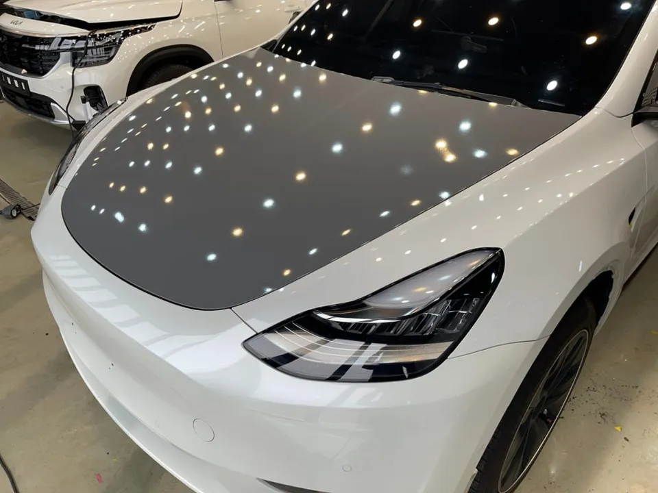 Tesla Model Yのカーラッピング事例|ロックグレーの仕上がり 施工写真 3-2