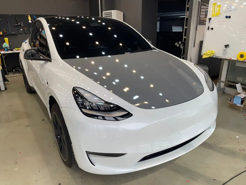 Tesla Model Yのカーラッピング事例|ロックグレーの仕上がり 施工写真 1-3