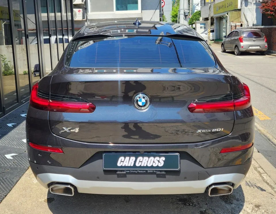 BMW X4のカーラッピング事例|無光フィルムで高級感アップ 施工写真 2-1