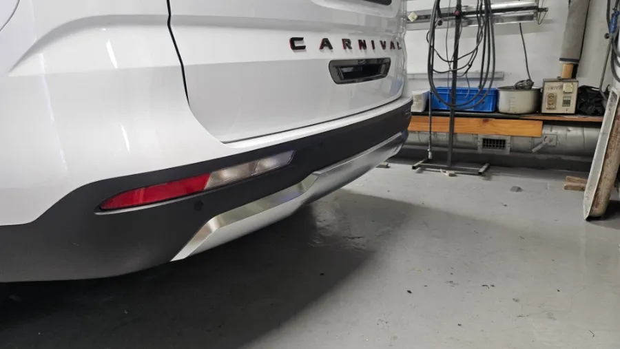 Kia Carnivalのカーラッピング事例|ホワイトフィルムで高級感を演出 施工写真 2-1