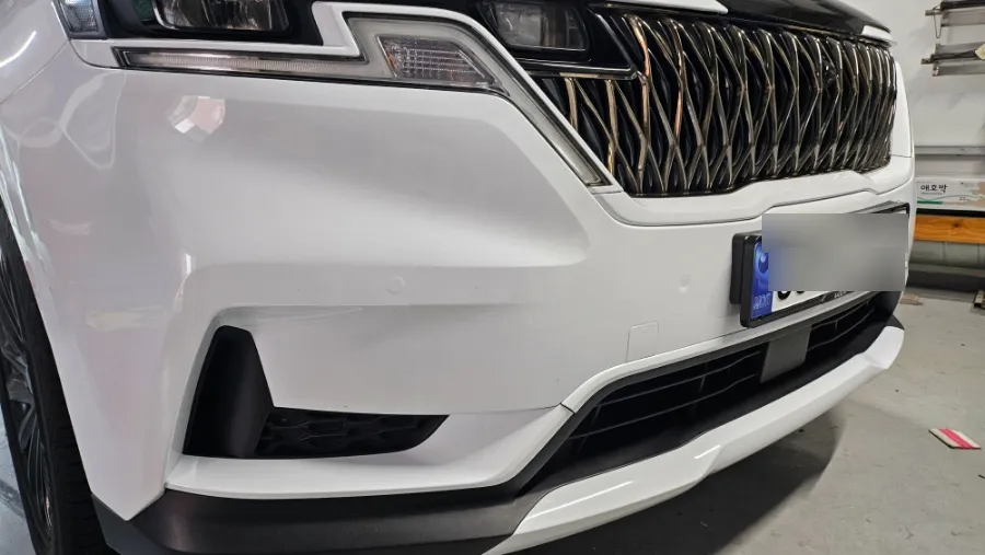 Kia Carnivalのカーラッピング事例|ホワイトフィルムで高級感を演出 施工写真 3-3