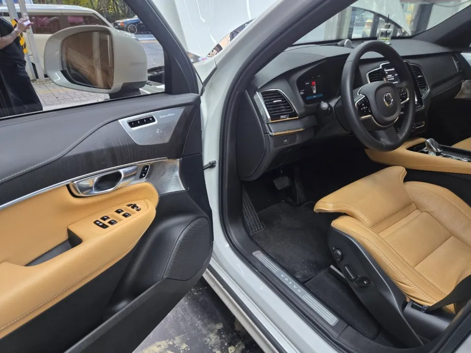 Volvo XC90のガラスコーティング事例|費用目安と仕上がり 施工写真 1-3