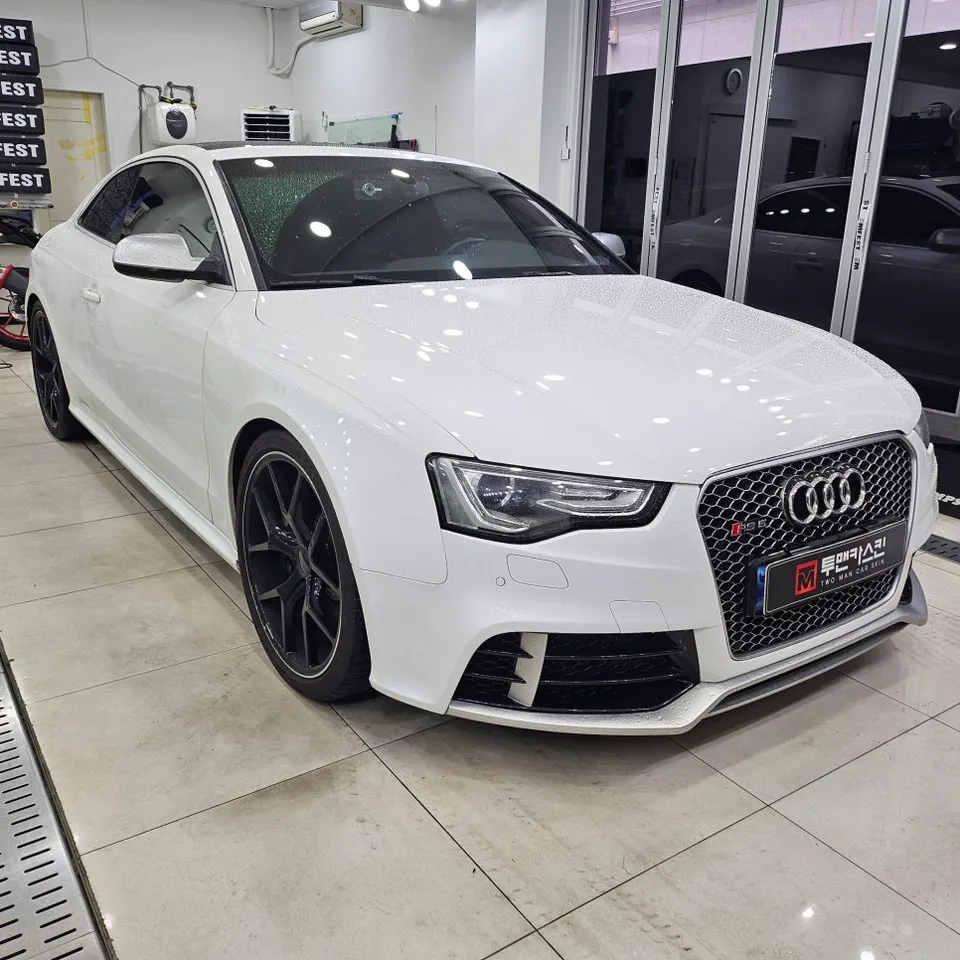 Audi RS5のカーラッピング事例:サテンホワイトアルミ 施工写真 1-1