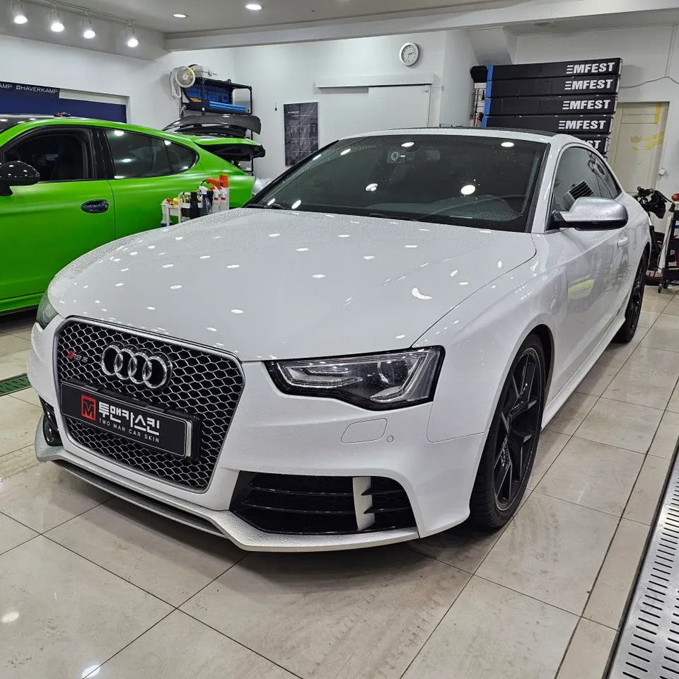 Audi RS5のカーラッピング事例:サテンホワイトアルミ 施工写真 2-1