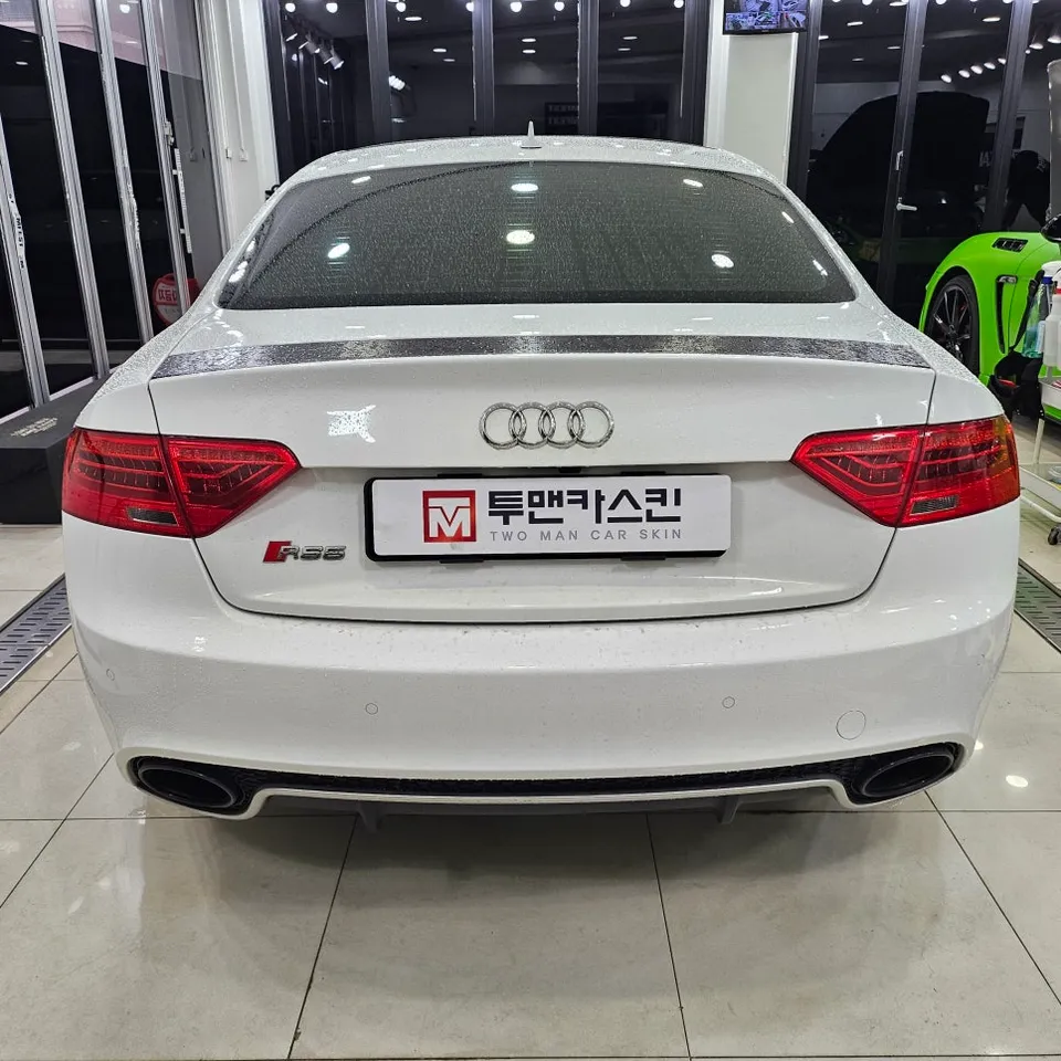 Audi RS5のカーラッピング事例:サテンホワイトアルミ 施工写真 3-1
