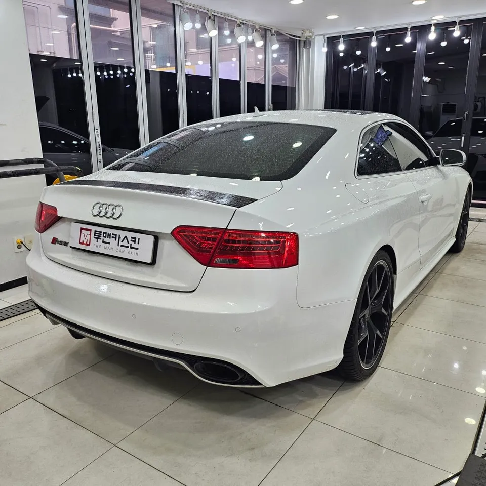Audi RS5のカーラッピング事例:サテンホワイトアルミ 施工写真 1-2