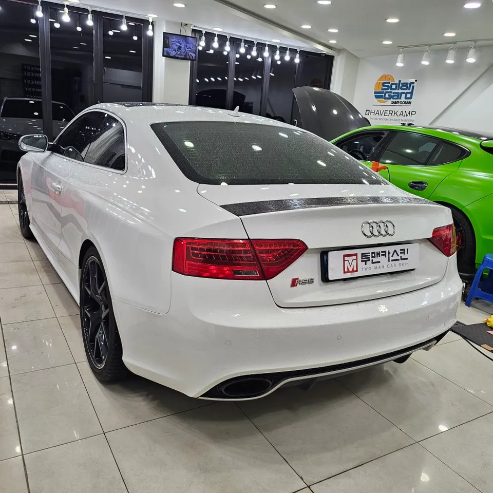 Audi RS5のカーラッピング事例:サテンホワイトアルミ 施工写真 2-2