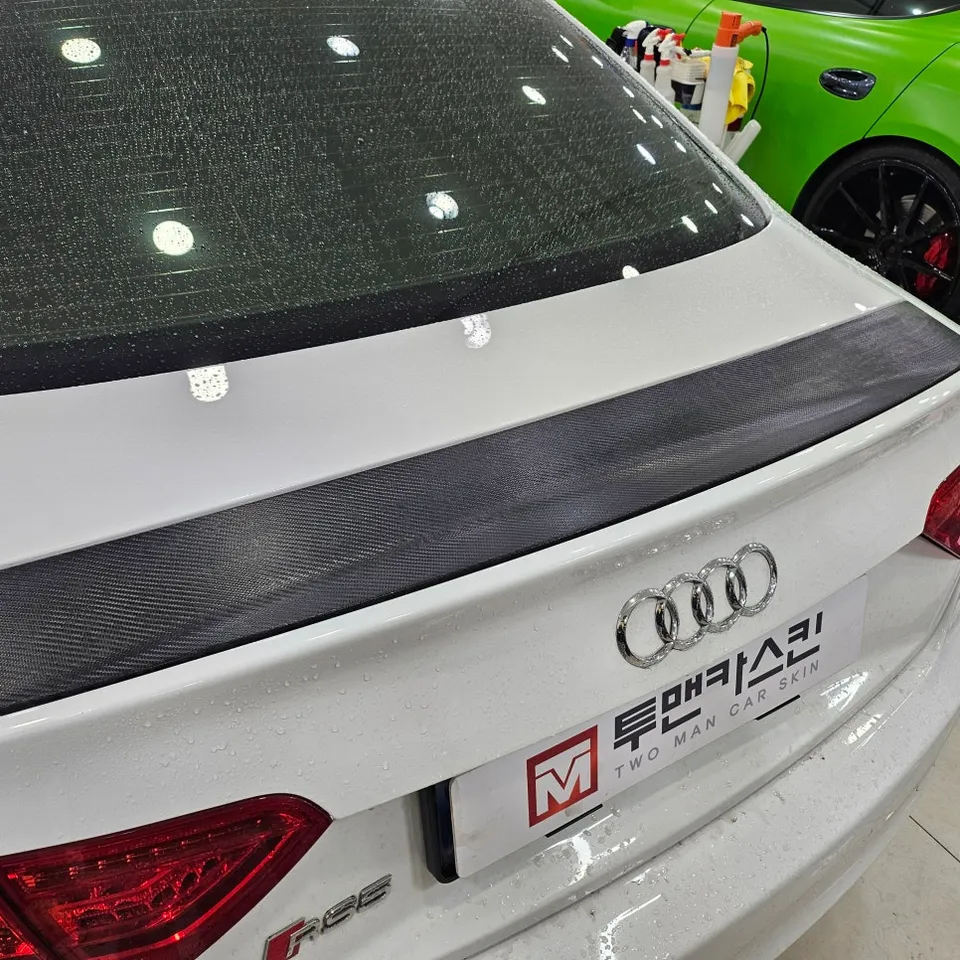 Audi RS5のカーラッピング事例:サテンホワイトアルミ 施工写真 2-3