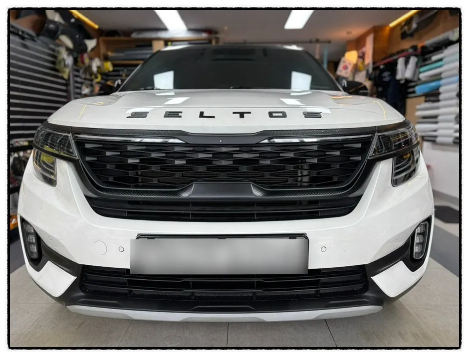 Kia Seltosのカーラッピング事例|グリル部分の高級感アップ 施工写真 2-2