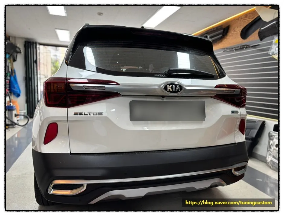 Kia Seltosのカーラッピング事例|グリル部分の高級感アップ 施工写真 3-2