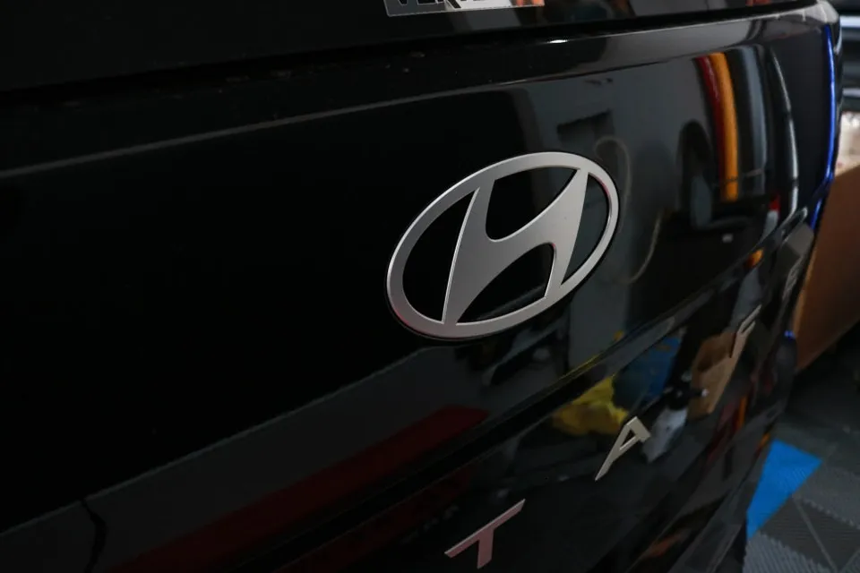 Hyundai Santa Fe MX5 vinyl wrap - Hyundai Santa Fe MX5 Vinyl Wrap Review: All-Black Transformation photo 3